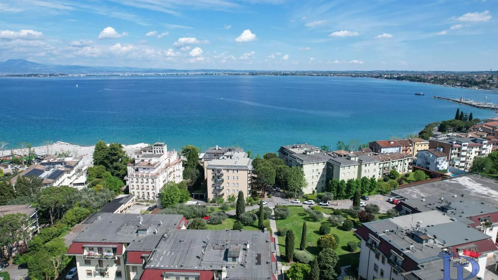 Desenzanoloft Official Partner Marriott Homes & Villas - Elegance Apartment デセンツァーノ・デル・ガルダ 0*,  イタリア