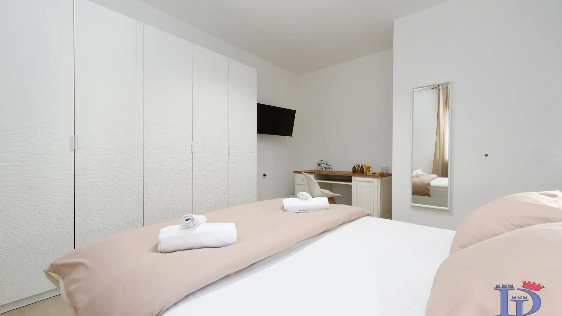 Desenzanoloft Official Partner Marriott Homes & Villas - Elegance Apartment Desenzano del Garda 0*,  Italien